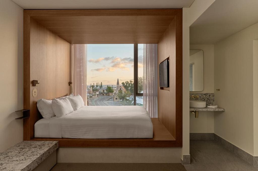 Garde and Warders Hotel